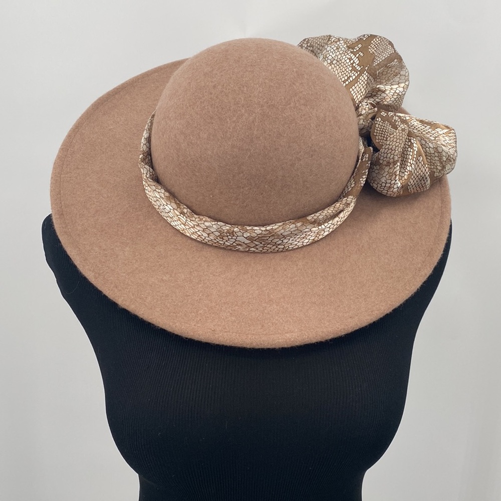 Felt hat comes with 2 different looks including snake skin scarf Sz 23”